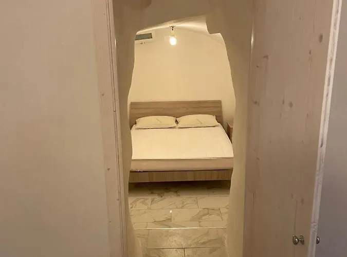 Mory&clary Cave Palese Airport בארי